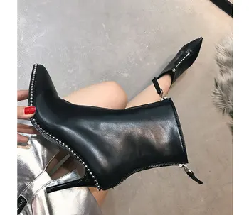 Sivri Burun Yüksek Topuk Çizmeler Kadın Beyaz Siyah deri ayakkabı Kadın Marka Tasarımcıları kısa Çizmeler Kadın Moda Seksi Perçinler Botas